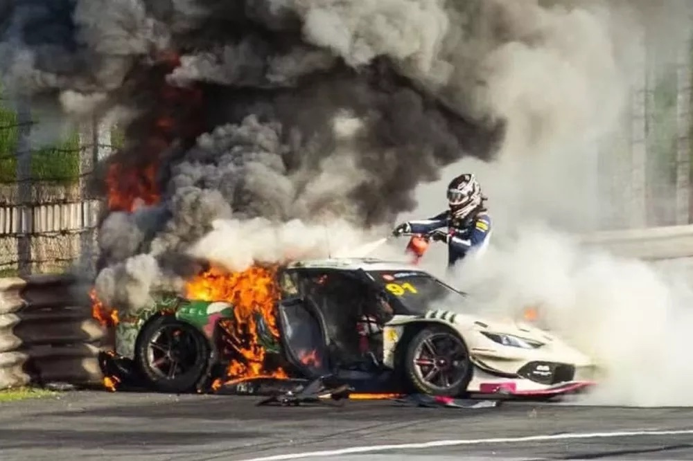 Loek Hartog, Alevler İçindeki Ferrari’nin Sürücüsü Ollie Millroy’u Kurtardı: O Bir Kahraman